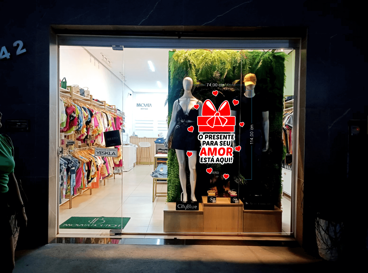 Innovata — adesivo vitrine